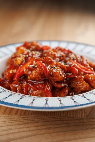 Dilimlenmiş kırmızı biberli tatlı kırmızı soslu kızarmış tavuk servisi dekoratif bir tabakta hazırlanır. Bu yemek her yemek için hazırdır..