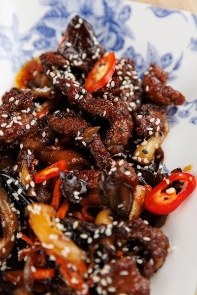 Etler, sebzeler ve baharatlar gibi çeşitli yemeklerden oluşan bir koleksiyonda, küresel mutfak geleneklerinin altını çizerek geleneksel tabaklarda sunuluyor..