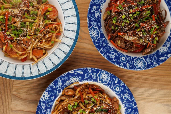 Şehriye ve sebzeler canlı kaselerde düzenlenir. Yemeklerde farklı aşçılık geçmişlerinden çeşitli malzemeler sergileniyor, lezzet araştırmaları yapılıyor..