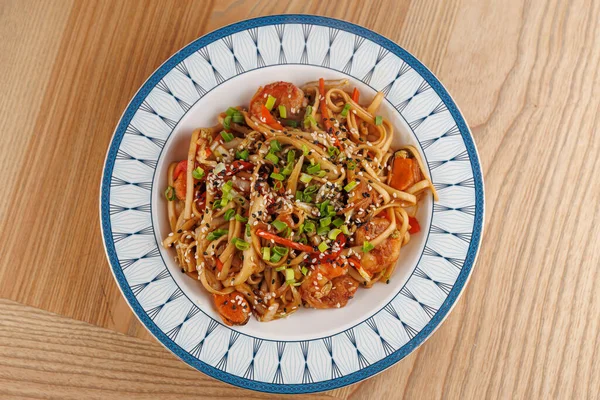 Farklı mutfaklardan yemekler sergileniyor, çeşitli malzemeler ve tatlar sergileniyor. Kase ahşap bir masada oturur ve yemek meraklılarını eşsiz yemekleri tatmaya davet eder..