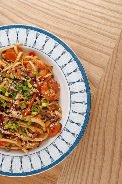 Çeşitli mutfaklardan bir tabak koleksiyonu ahşap bir masada sergilenmektedir. Her yemek eşsiz malzemeler ve yemek stilleri sunar. Kültürel yemek geleneklerini ön plana çıkarır..
