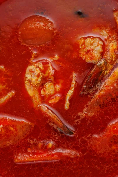 Bir tencere borş çorbası, koyu kırmızı et ve sebze parçalarıyla kaynıyor. Bu yemek, Ukrayna kültüründe çoğunlukla ekmekle yenen bir hamurdur..