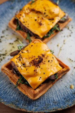 Erimiş peynirli gevrek hamur işine konmuş tuzlu sığır eti, sıradan bir lokantada taze yeşilliklerin yanında servis edilir. Bu yemek her ısırıkta lezzetli tatları bir araya getiriyor..