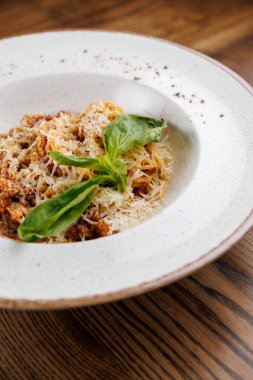 İçinde peynir ve taze bitkiler bulunan çeşitli makarna tabakları sunuluyor. Her yemek eşsiz tatlar ve yemek teknikleri sergiliyor, lezzet keşiflerini teşvik ediyor..