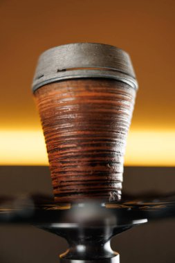 Bir restoranda masalarda farklı mutfaklardan çeşitli yemekler sunulur. Müşteriler canlı bir atmosferde sosyalleşirken yemeğin tadını çıkarıyorlar..