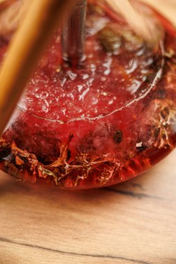 Ahşap bir masada sergilenen canlı bitkisel jöleye yakın çekim. Yukarıda, yemek çubukları hazır, lezzet ve dokular bakımından zengin eşsiz tatlının tadını çıkarmaya hazırlar..