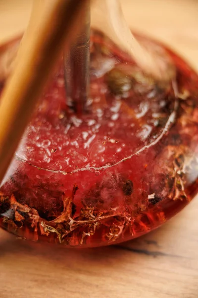 Bu yemek, Ukrayna mutfağının şenlikli bir toplantı sırasında zanaatkarlığını vurgulayan, otlar ve böğürtlenlerle dolu katmanlı renkli bir tatlı sunar..