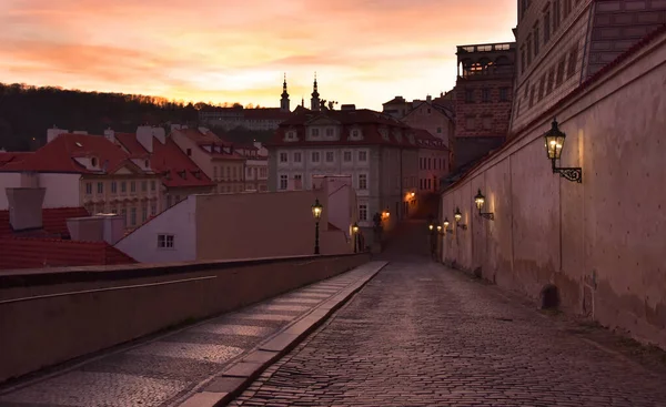 日没のストック画像で古いプラハの通り プラハの古代建築 夜プラハ旧市街の写真 ヨーロッパの都市のイメージの古い家 チェコ共和国の古代の通り 神秘的なプラハのストック画像 — ストック写真