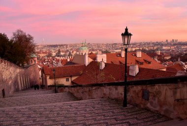 Sunset 'teki eski Prag caddesinde. Avrupa 'da antik mimari. İyi akşamlar Prag eski kasabası. Prag 'da günbatımı fotoğrafında eski kale merdivenleri. Gizemli Prag görüntüleri. Çek Cumhuriyeti 'nde antik cadde