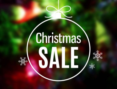 Noel indirimi stok resimleri. Yeşil arka planda Noel indirimi metni. Noel beyaz süsleme balosu.