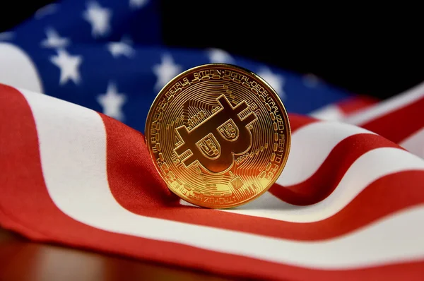 Bitcoin altın sikkesi Amerikan bayrağı görüntülerinde. Amerikan bayrağı resimli kripto para birimi. Dijital altın görüntüler. Güzel altın sikke fotoğraf resimleri