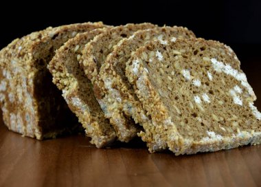 Küflü buğday ekmeği stok görüntülerini kapatır. Küflenmiş ekmek resimleri. Bozuk yemek. Yakın plan fotoğraf.