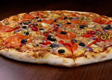 Lezzetli vejetaryen pizza kalıpları. Domates, peynir, zeytin, mantar ve biberli sebzeli pizza. Etsiz sebzeli pizza.