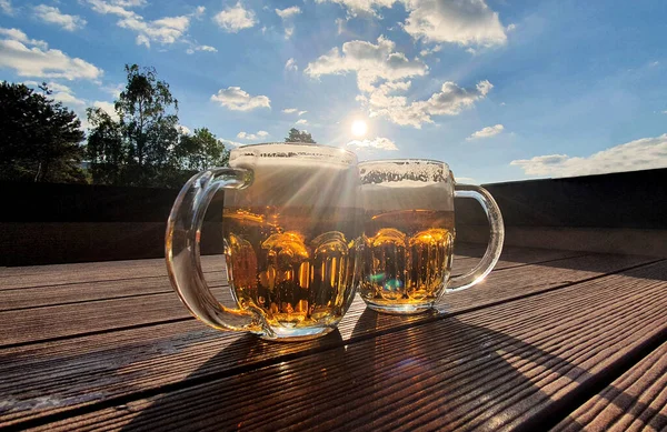 Twee Glazen Bier Zon Een Tafelblad Bier Zonsondergang Stockfoto Bierglas — Stockfoto