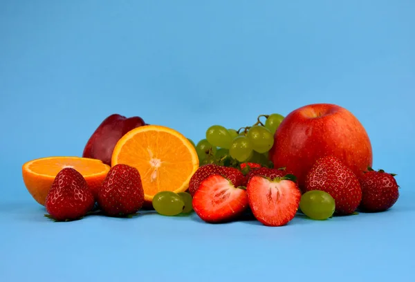 Pile Divers Fruits Frais Sur Fond Bleu Images Stock Groupe — Photo