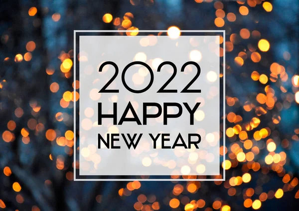 2022 Mutlu Yıllar Altın Bokeh arkaplan çerçeve görüntülerini aydınlatıyor. 2022 yılbaşı tabelası parlak bir arka planda. Yeni yılınız kutlu olsun. 2022 gecesi. Işıklar, desenler, tebrik kartı resimleri.