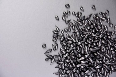 Saf kurşun metal parçaları. Laboratuvar aksesuarları stok fotoğrafı. Kurşun kimyasal element. Gümüş arka planda fotokopi alanı olan laboratuvar ekipmanları. Pb, kimyasal element stok resimleri