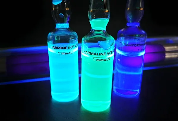 Harmala Alkaloid Fluorescent Solutions Ampoules Stock Images Fotos Accesorios Laboratorio —  Fotos de Stock