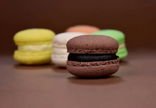 Brauner Schokoladenmacaron Auf Braunem Hintergrund Köstliche Französische Macarons Isoliert Auf — Stockfoto