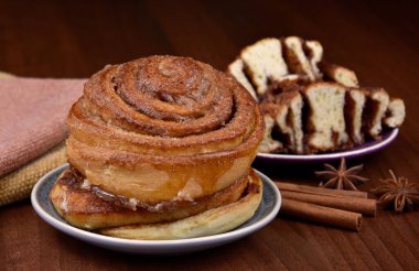 Tarçınlı hamur tatlısı ve baharatlı hamur işi. Lezzetli taze tarçınlı çörek.