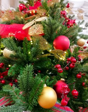 Kırmızı ve altın takılar ve altın süslemeleri olan Noel ağacı. Tam kare fotoğraf görüntüleri. Dekorasyonlu noel ağacı dikey yakın plan fotoğraf resimleri. Arkaplan, afiş, kart, poster şablonu