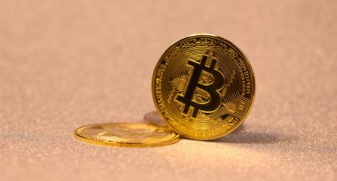 Parlak arkaplanda Bitcoin altın sikkesi ve metin stokları için fotokopi alanı. Parlak arka planda kripto para birimi Bitcoin. Bitcoin altın sikke çerçeve afişi