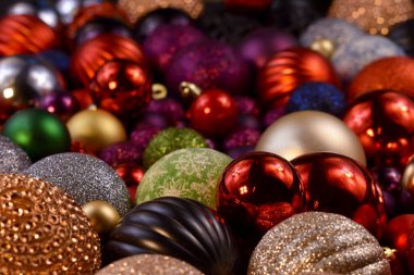 Renkli noel hediyeleri, stok fotoğraflarının üst görüntüsü. Birçok renkli Noel süsleri düz arkaplan fotoğrafı. Arkaplan, afiş, kart için şablon