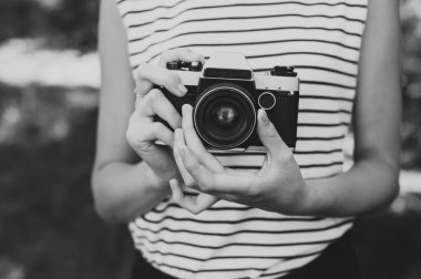 Kızın elinde fotoğraf makinesi