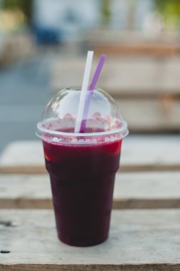 Meyve kokteyli güler yüzlü