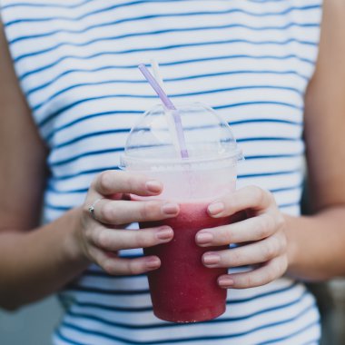 Güler yüzlü elinde