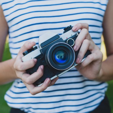 Kızın elinde fotoğraf makinesi