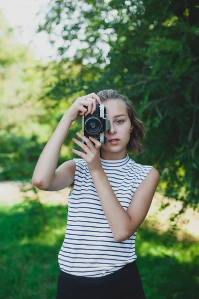 Genç Kız parkta film kamera ile fotoğraf yapma — Stok fotoğraf