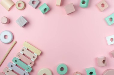 Çocukların dünyası mavi arka plandaki küçük çocuklar için ışık kutusunda ve oyuncaklarla mesajlaşıyor. Düz yatıyordu. Renkli ahşap oyuncaklar, tavşan ve tren..