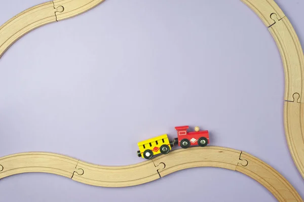 장난감 철도와 보라색 배경에 열차가 있습니다 위에서 내려다 스톡 이미지