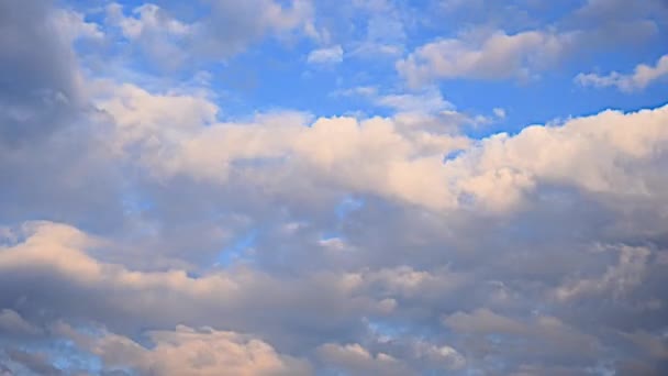 Blå himmel med vita moln och sol, timelapse. Vacker natur grumlig tid förflutit bakgrund, 4k — Stockvideo