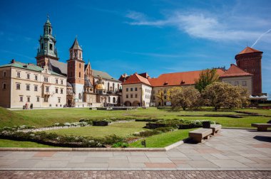 Krakow, Polonya - 9 Mayıs 2021. Saint Stanislaus ve Wenceslaus 'un Wawel Hill' deki Kraliyet Katedrali Bazilikası..
