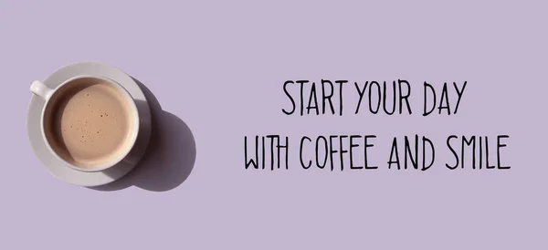 Güne kahveyle başla ve gülümse. Mor arkaplanda metin ve beyaz kupa