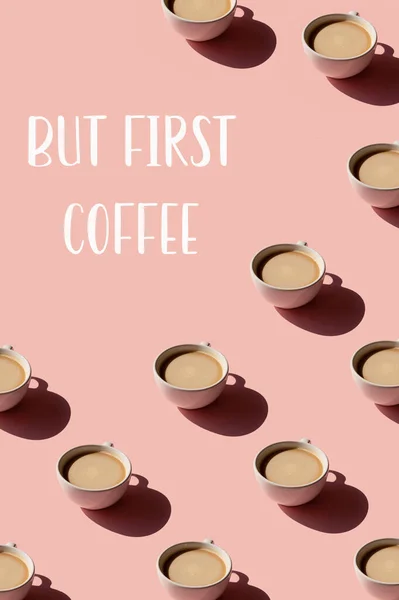 粉红背景的一杯咖啡 带有文字 但是第一杯咖啡 阳光下的最小流行概念 — 图库照片