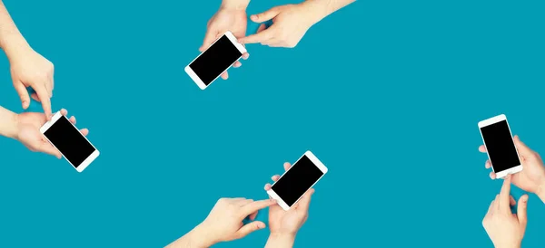 Mokup - adamın elleri mavi arka planda bir akıllı telefon tutuyor. Kolaj, şablon, metin için yer.