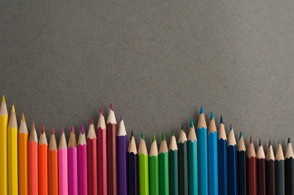 Lápis coloridos em um fundo cinza. — Fotografia de Stock