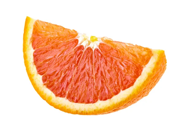 Fatia de laranja suculenta isolada em branco — Fotografia de Stock