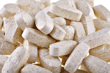 Besin takviyesi hapları üzerinde beyaz izole yığını