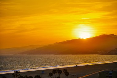 santa monica sahilinde günbatımı