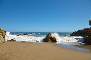 Karşı kıyı kayalıklardan buzlu yenerek dalgalar