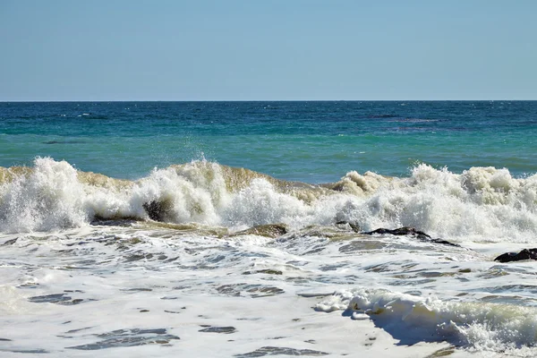 崖の上の海岸の岩に打ち寄せる波。 — ストック写真