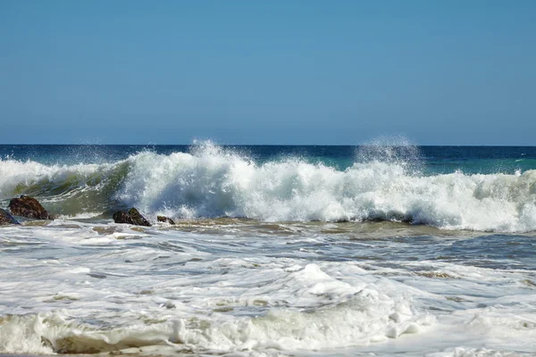 崖の上の海岸の岩に打ち寄せる波。 — ストック写真