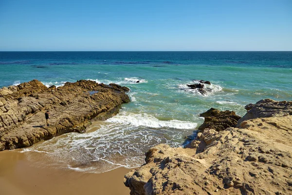 Golven gewonnen tegen kust rotsen op de rotsen — Stockfoto