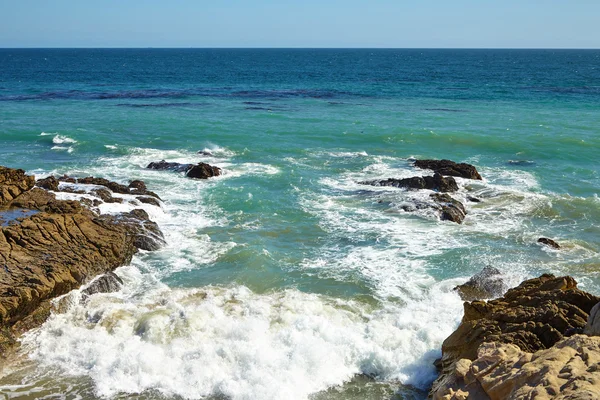 海浪拍打岸边的岩石，在悬崖上 — 图库照片