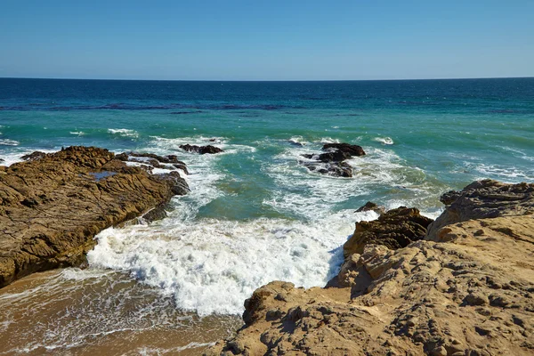 Vagues battant contre les rochers côtiers sur les falaises — Photo