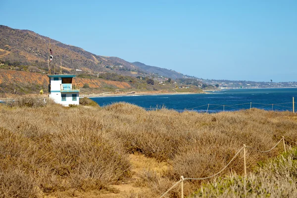 Cabane de sauvetage sur la plage de Malibu . — Photo